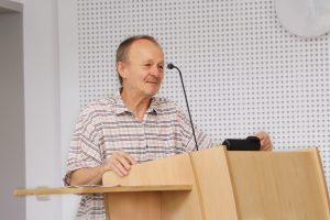 Kunstlehrer Alfons von Truchsess-Bruckner bei seiner Rede zur Eröffnung der Ausstellung in der Klinik Kitzinger Land.