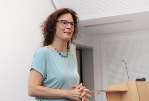 Schulleiterin Frau Kurz spricht zur Eröffnung der Kunstausstellung in der Klinik Kitzinger Land.