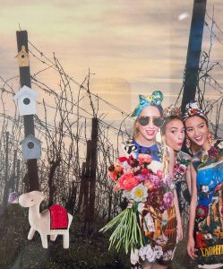 Drei Frauen in farbenfroher Kleidung mit Blumenstrauß in den Kitzinger Weinbergen – Collage mit spielerischen Elementen.