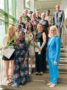 Die Absolvent:innen der Ausbildung zur Pflegefachhelferin bzw. zum Pflegefachhelfer: Emine Chasanoglou, Daniel Friedrich, Saskia Günther, Natalie Hoffmann, Aliva Jena, Susajita Manohara Limma, Hephzibah Nag, Van Thanh Nguyen, Aaron Richardson, Nadine Walter, Florian Zieger, Oleksandra Zmii – zusammen mit ihrer Kursleitung Martina Ritz, der stellvertretenden Landrätin Dr. Susanne Knof und dem Vorstandsvorsitzenden der Klinik Kitzinger Land, Thilo Penzhorn.