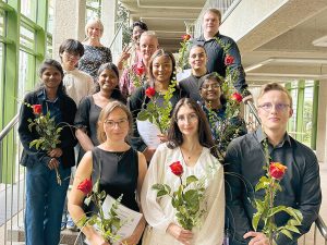 Die Klasse der Pflegefachhelfer posiert mit Frau Ritz auf der Treppe in der Klinik Kitzinger Land.
