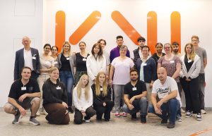 Gruppenbild der Auszubildenden zum Pflegefachhelfer mit Herrn Dr. Pfeiffle, Frau Jakob, Frau Berninger und Frau Müllender.