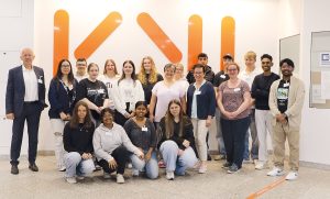 Gruppenbild der Auszubildenden zur Pflegefachkraft mit Herrn Dr. Pfeiffle, Frau Jakob, Frau Berninger und Frau Müllender.