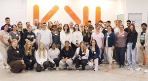 Gruppenbild aller Auszubildenden an der Berufsfachschule für Pflegeder Klinik Kitzinger Land mit Herrn Dr. Pfeiffle, Frau Jakob, Frau Berninger und Frau Müllender.