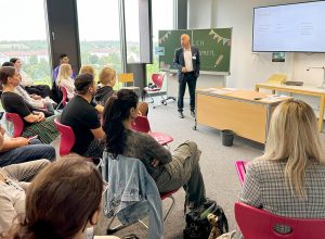 Herr Dr. Pfeiffle begrüßt die Auszubildenden im Klassenzimmer.