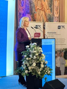 Tamara Bischof hält eine Rede im Kaisersaal in der Residenz.