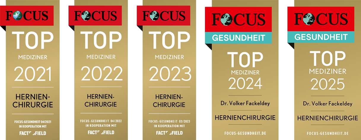 Collage aus 5 Focus Siegeln, die Top-Mediziner auszeichnen. In einer Reihe aufgelistet von 2021 bis 2025. Dr. Volker Fackeldey, Hernienchirurgie