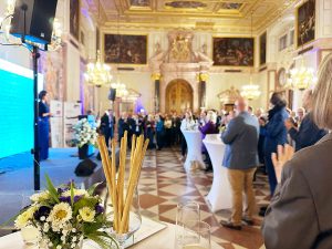 Stimmungsbild des Kaisersaals in der Residenz mit Blumen im Vordergrund.