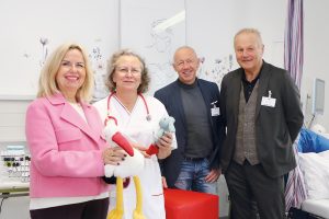 Landrätin Tamara Bischof, Hebamme Zuzanna Wawrzecke-Dangendorf , Dr. Uwe Pfeiffle, Vorstandsmitglied der Klinik Kitzinger Land und Thilo Penzhorn, Vorstandsvorsitzender der Klinik Kitzinger Land im Kreißsaal.