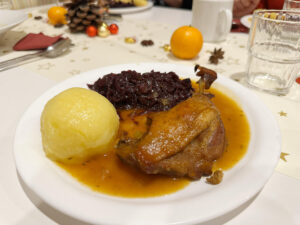 Ein Teller mit Entenkeule, Kloß und Rotkraut.