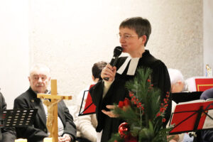 Die Pfarrin begrüßt die Gäste zum Ökomenischem Gottesdienst.