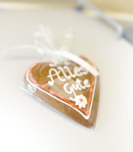 Lebkuchenherz mit der Aufschrift "Alles Gute"