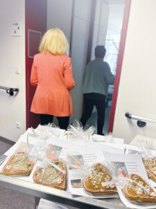 Tamara Bischof und Birgit Jakob verteilen in den Patientenzimmern Lebkuchenherzen.