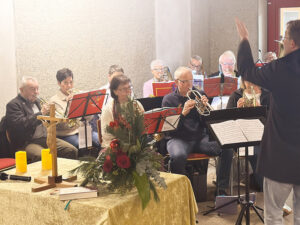 Der Posaunenchor spielt.