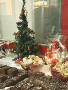 Kuchenbuffet mit Weihnachtsdeko.
