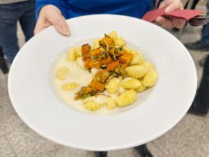 Ein Teller mit Gnocchi mit Kürbistopping.