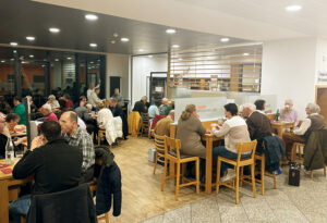 Gefüllte Cafeteria der Klinik Kitzinger Land.