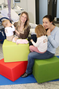 Dr. Monika Wegmann und Dr. Katharina Domdey mit ihren Kinder im Kreißsaal der Klinik Kitzinger Land.