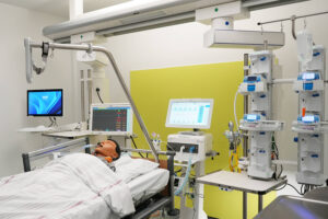 Raum der neuen Intensivstation mit einer Patientenpuppe und laufendem Beatmungsgerät.