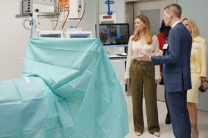 Judith Gerlach und Dr. Holzheid im neuen Operationssaal.