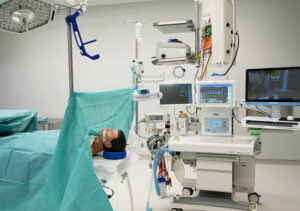 Operationssaal der Klinik Kitzinger Land. Auf dem OP-Tisch liegt eine beatmete Patientenpuppe.