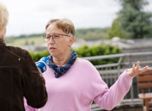 Birgit Jakob vor einem Mikrofon des BR.