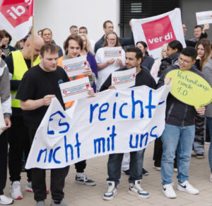 Protestgruppe mit Banneraufschrift "Es reicht mit uns."