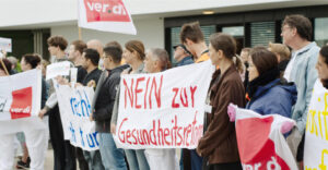Protestgruppe mit Banneraufschrift "Nein zur Gesundheitsreform".