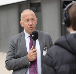Dr. Uwe Pfeiffle am Mikrofon vor der Klinik Kitzinger Land.