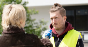 ver.di Mitarbeiter vor dem Mikrofon.