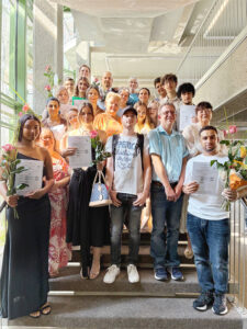 Absolventinnen und Absolventen der Berufsfachschule für Pflege sind zum Gruppenfoto aufgestellt.