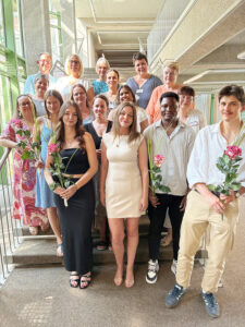 Absolventinnen und Absolventen der Berufsfachschule für Pflege sind zum Gruppenfoto aufgestellt.