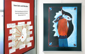 Plakat und Gemälde der Kunstausstellung "Vom Sein und Werden". Eine Ausstellung des Wahlfachs Kunst der Realschule Kitzingen (Klassenstufe 5 - 8).
