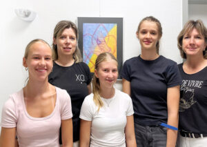 V.l.n.r: Nela Kretzmann, Kunsterzieherin Carola Sleeper, Nina Schmidt, Dorothea Stricker, ärztl. Leitung MVZ Kerstin Zupaniec-Weichert