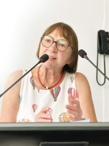 Stellvertretende Landrätin Margit Hofmann am Rednerpult.