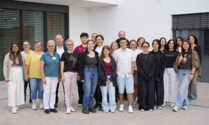 Generalistische Pflegeausbildung an der Klinik Kitzinger Land. Ein Gruppenfoto der Auszubildenden mit Praxisanleiterinnen und Dr. Uwe Pfeiffle, Vorstand an der Klinik Kitzinger Land.