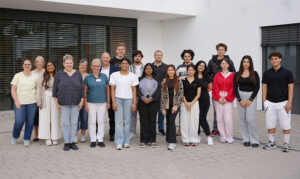 Ausbildung zum Pflegefachhelfer. Gruppenfoto zum Ausbildungsstart an der Klinik Kitzinger Land. Mit Pflegeleitung Birgit Jakob, Praxisanleiterinnen und Dr. Uwe Pfeiffle, Vorstand der Klinik Kitzinger Land.